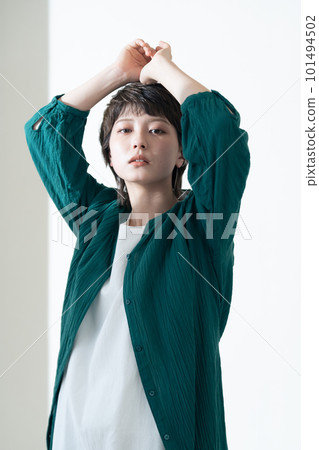 站立在窗口的一個少婦 101494502