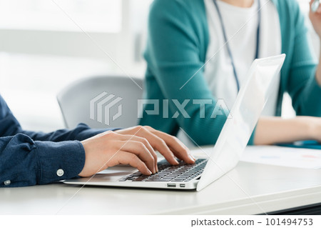 在辦公室開會的年輕男女的手 101494753