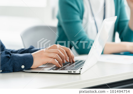 在辦公室開會的年輕男女的手 101494754