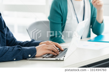 在辦公室開會的年輕男女的手 101494760