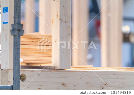 Construction site, wooden construction, pillar, joint 101494819
