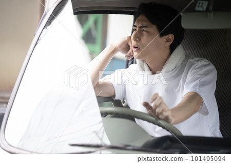 駕駛卡車的工人因交通堵塞和擁堵而煩惱 101495094