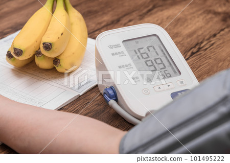 [Housewife measuring blood pressure high] 101495222