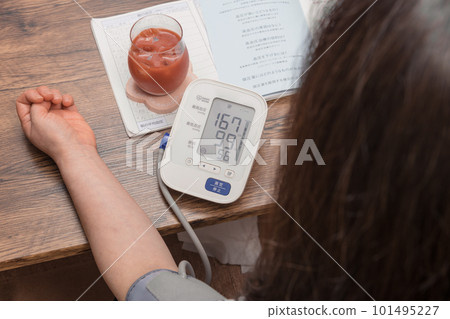 [Housewife measuring blood pressure high] 101495227