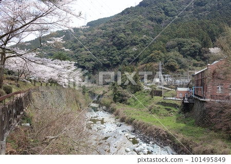 The Besshi Line in spring and the Former Hadeba Hydroelectric Power Station (Minetopia Besshi), which is now open to the public after seismic reinforcement work is completed The Besshi Line in spring and the Former Hadeba Hydroelectric Power Station (Minetopia Besshi), which is now open to the public after seismic reinforcement work is completed 101495849