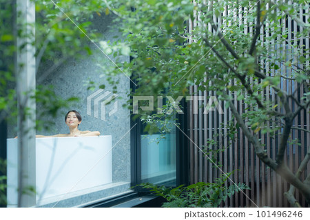 一個在浴缸裡放鬆的女人 101496246