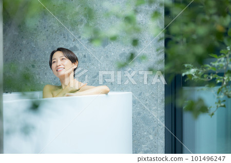 一個在浴缸裡放鬆的女人 101496247
