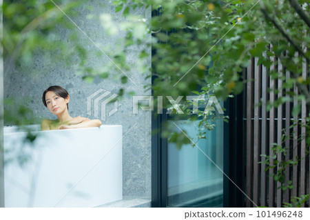 一個在浴缸裡放鬆的女人 101496248