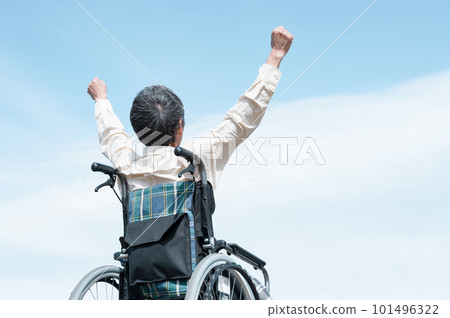 坐在輪椅上的男人後視 101496322