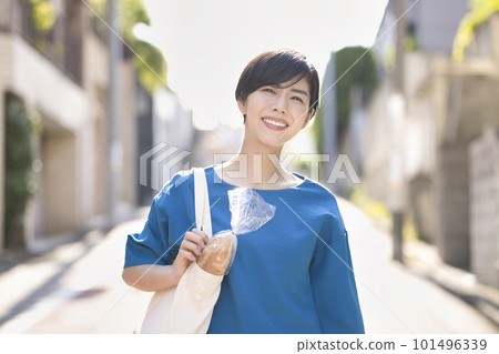 有購物袋的一個少婦 有購物袋的一個少婦 101496339