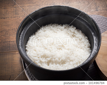 剛煮好的飯鐵鍋 剛煮好的飯鐵鍋 101496784