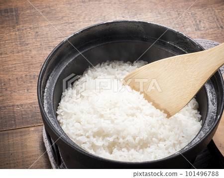 剛煮好的飯鐵鍋 101496788