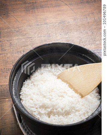 Freshly cooked rice iron pot Freshly cooked rice iron pot 101496789