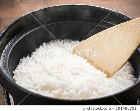 剛煮好的飯鐵鍋 剛煮好的飯鐵鍋 101496791