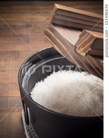 剛煮好的飯鐵鍋 101496839