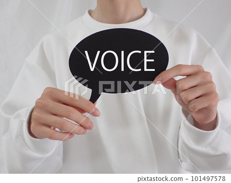 一個年輕人拿著一張語音卡 101497578