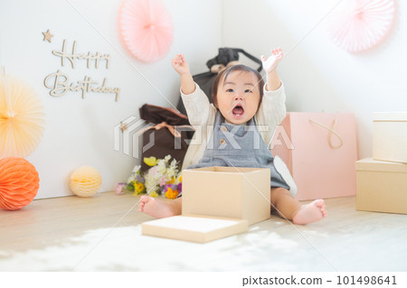 打開禮物盒的快樂的嬰孩 1 歲生日 1 歲生日 101498641