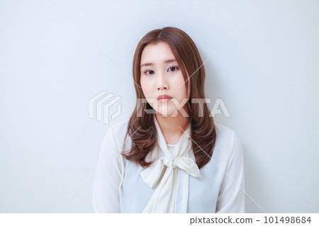一件白色女襯衫的面無表情的年輕女人 101498684