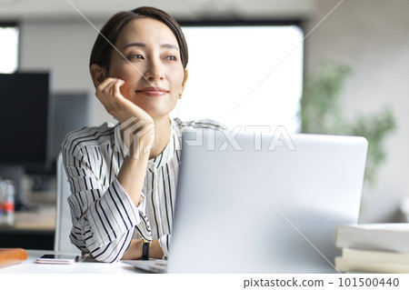 Business woman heading to PC 101500440