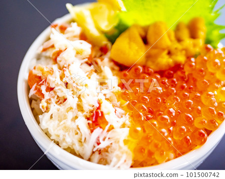 Seafood bowl (sea urchin, salmon roe, crab) Seafood bowl (sea urchin, salmon roe, crab) 101500742