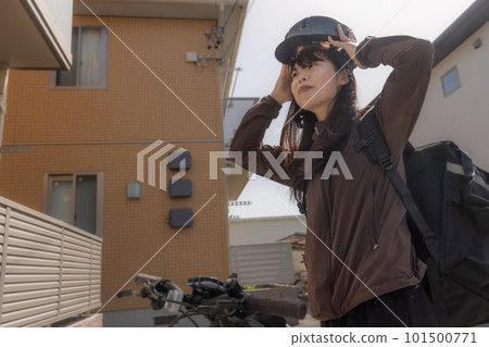 頭戴頭盔的女人 頭戴頭盔的女人 101500771