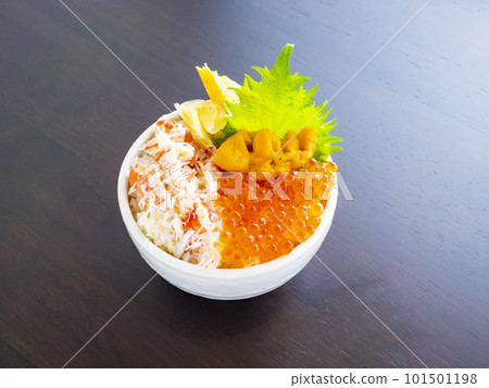 Seafood bowl (sea urchin, salmon roe, crab) 101501198