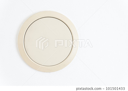 安裝在房屋牆壁上的舊通風口 101501433