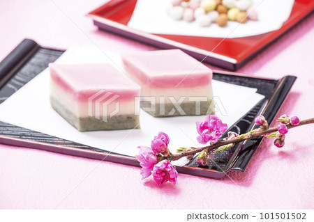 The Peach Festival Appetizing Japanese sweets Hishimochi, hina arare rice crackers, and peach blossoms image material 101501502