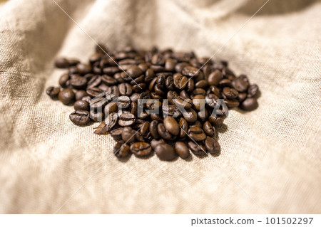 亞麻布上的自製咖啡豆 101502297