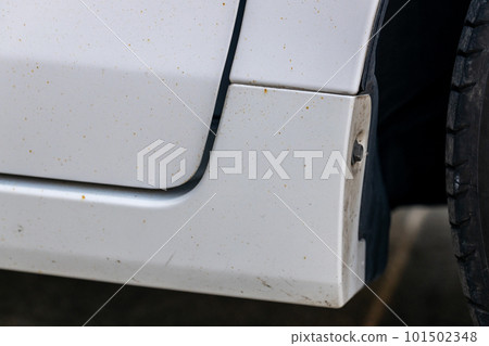 A lot of iron powder adhering to the body side of the car 101502348