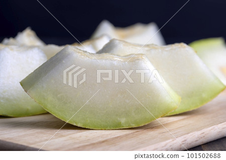Sliced ripe soft melon, close up 101502688