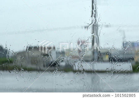 下雨天從車窗看到的風景 101502805