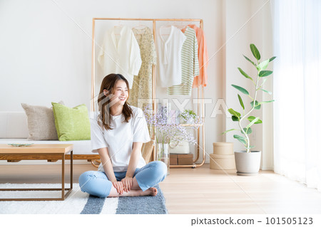 年輕女子在客廳放鬆 101505123