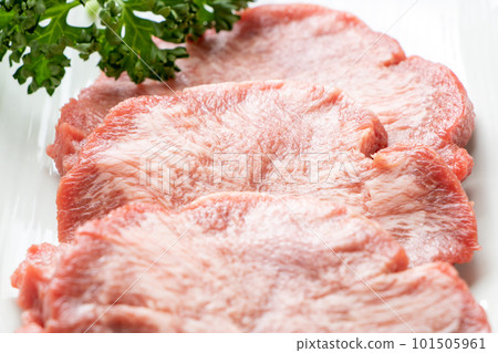 厚切牛舌特寫（烤肉用）。 101505961