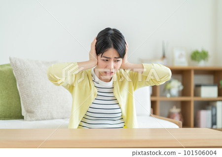 患有耳鳴的婦女 患有噪音的婦女 患有焦慮症的婦女 正在思考某事的婦女 患有耳鳴的婦女 患有噪音的婦女 患有焦慮症的婦女 正在思考某事的婦女 101506004