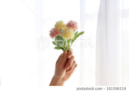 窗台上拿著花束的女人的手 101506319