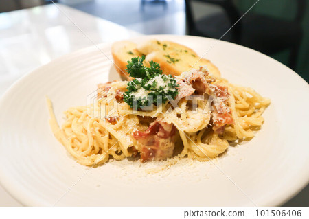 bacon spaghetti, spaghetti carbonara or pasta or pasta carbonara and bread 101506406