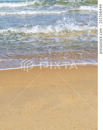 清澈的海水和沙灘。 101506444