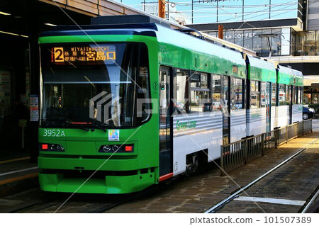 To Aki's Miyajima... [Hiroshima Electric Railway] Type 3950, which also carries the transportation of citizens 101507389