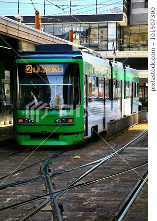 To Aki's Miyajima... [Hiroshima Electric Railway] Type 3950, which also carries the transportation of citizens 101507390