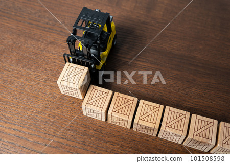 The forklift creates a chain delivery of goods. Logistics traffic. Production line. Stock of finished products. Organization of storage, arrival and dispatch of goods. Warehouse sorting and placement. 101508598
