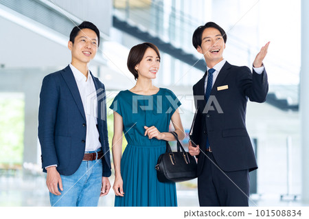 為中年夫婦服務的酒店員工 101508834