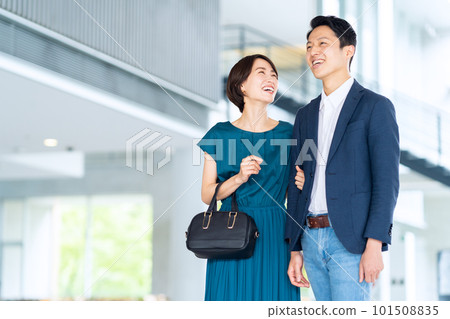 抱臂約會的中年夫妻 101508835