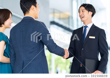 中年夫婦在大堂握手 101508839