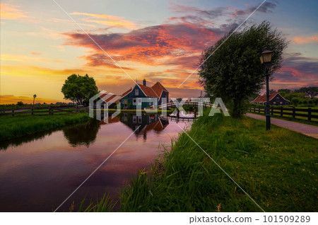 Sunset above historic farm houses in the holland village of Zaanse Schans 101509289