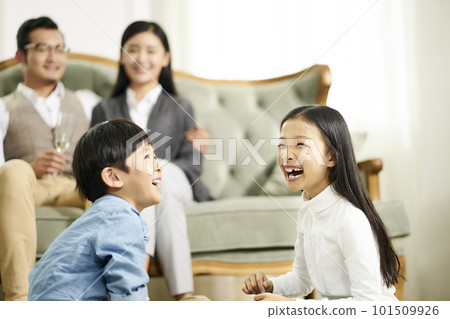 asian family with two children having a good time at home 101509926