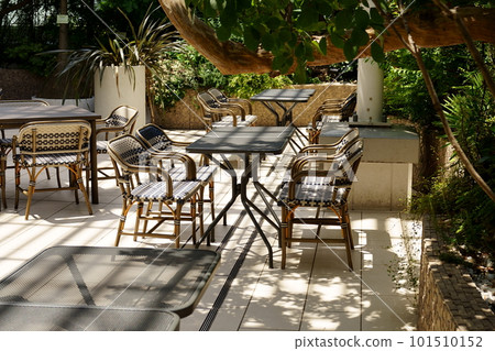 綠樹環繞的露台座位 綠樹環繞的露台座位 101510152