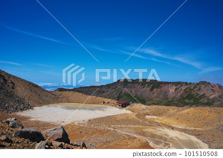 Looking towards Ninoike from near the 9th station of the Kurosawa Ascending Route to Mt. Ontake Kengamine in the autumn sky Looking towards Ninoike from near the 9th station of the Kurosawa Ascending Route to Mt. Ontake Kengamine in the autumn sky 101510508