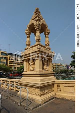 Yak Bridge in Nakhon Pathom, Thailand Yak Bridge in Nakhon Pathom, Thailand 101510961