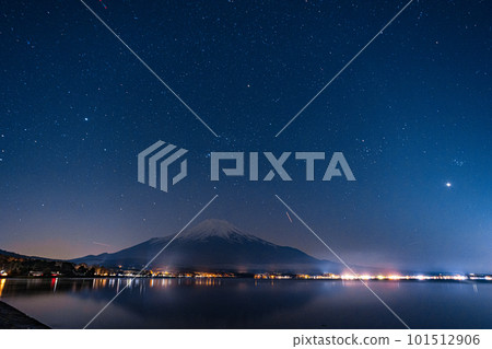Fuji and the starry sky from Lake Yamanaka Fuji and the starry sky from Lake Yamanaka 101512906